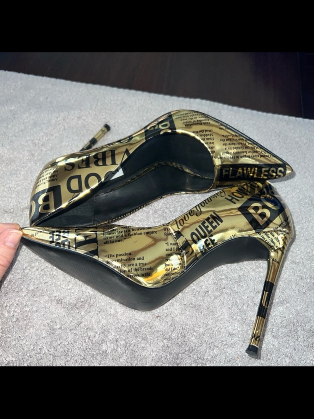 STEVE MADDEN VALA POINTED TOE PUMPS//METALLIC GOLD & BLACK NEWSPAPER PRINT/SZ 7 - Picture 3 of 11